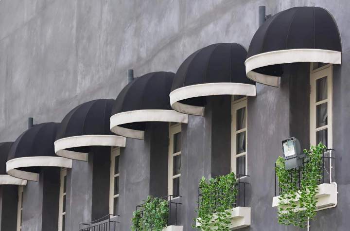 Nous installons des auvents de tous types